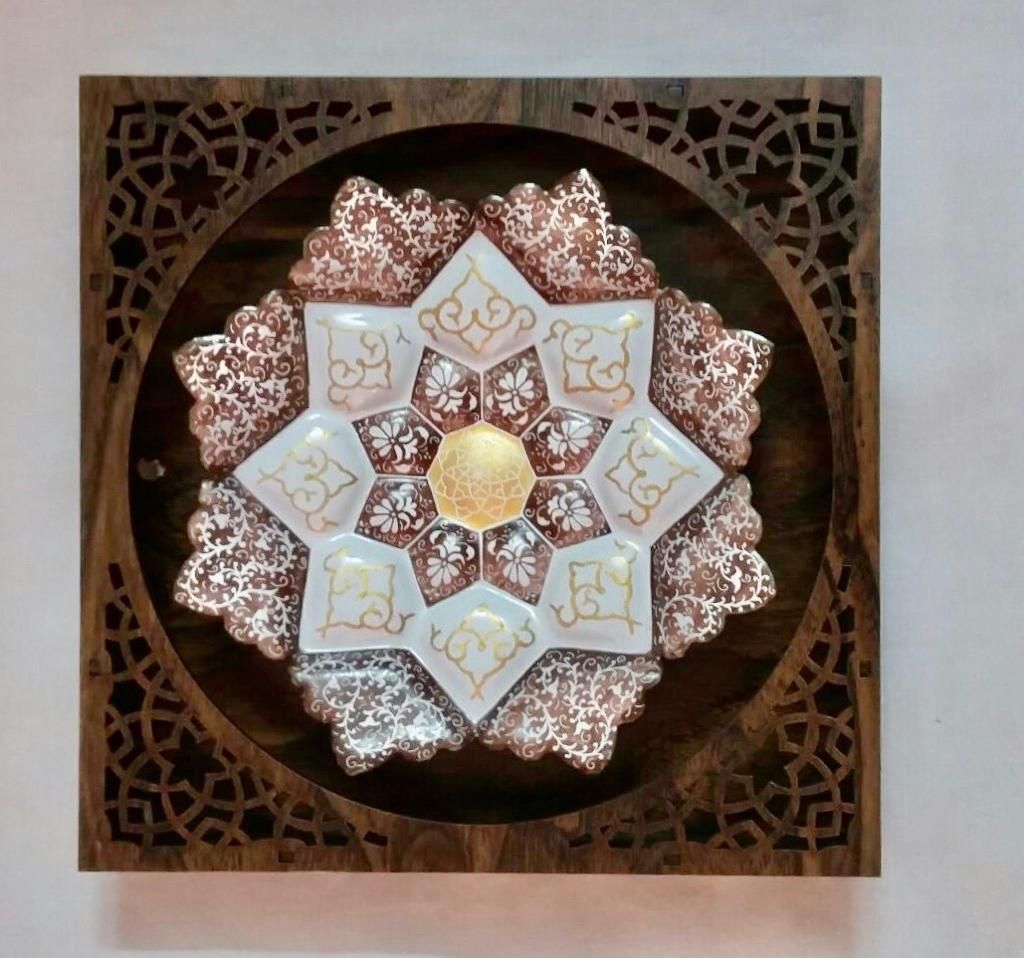  بشقاب صنایع  دستی میناکاری اصفهان همراه باقاب چوبی 4 این بشقاب میناکاری بارنگ طلائی مخصوص ومتفاوت از نمونه هایی  که بارنگ ابی نقاشی شده اند، نقاشی شده  است