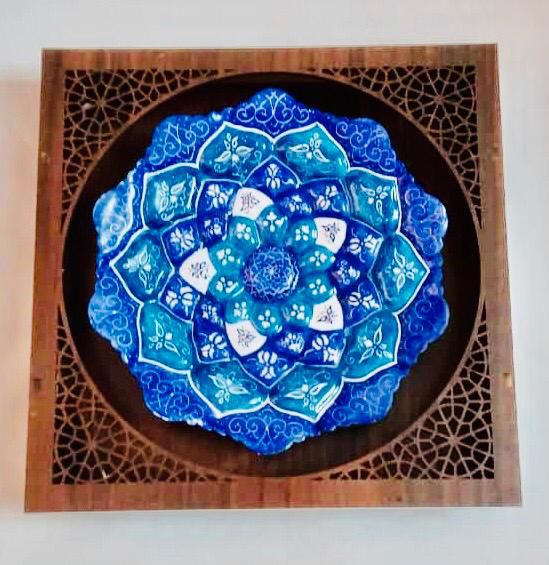 قاب چوبی دارای  بشقاب فلزی میناکاری صنایع  دستی اصفهان
