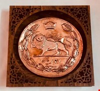 قاب صنایع دستی اصفهان دارای سکه ی بزرگ قلم زنی