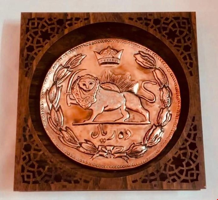 قاب صنایع دستی اصفهان دارای سکه ی بزرگ قلم زنی